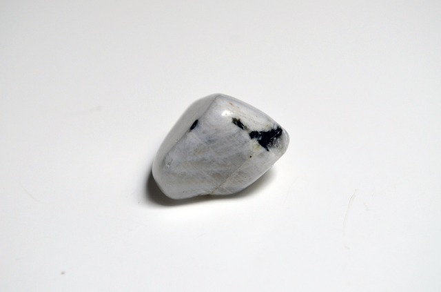 Moonstone in Astrology- Benefits and Correct Way of Wearing