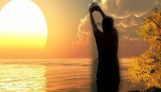 सूर्य देवता को अर्ध्य देते समय पानी में मिलाएं ये 5 चीजें, पाएंगे कई लाभ