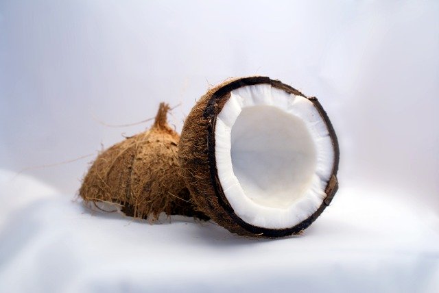 नारियल के औषधीय गुण और जुड़ी धार्मिक मान्यताएँ