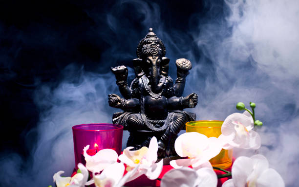 Vastu Tips 2022: घर के मंदिर में इन चीजों को रखने से बनी रहती है माता लक्ष्मी की कृपा