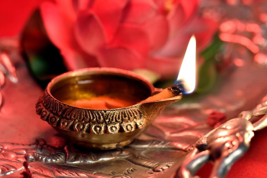 'All About The Tradition Of Aarti: Lighting The Lamp Of Devotion