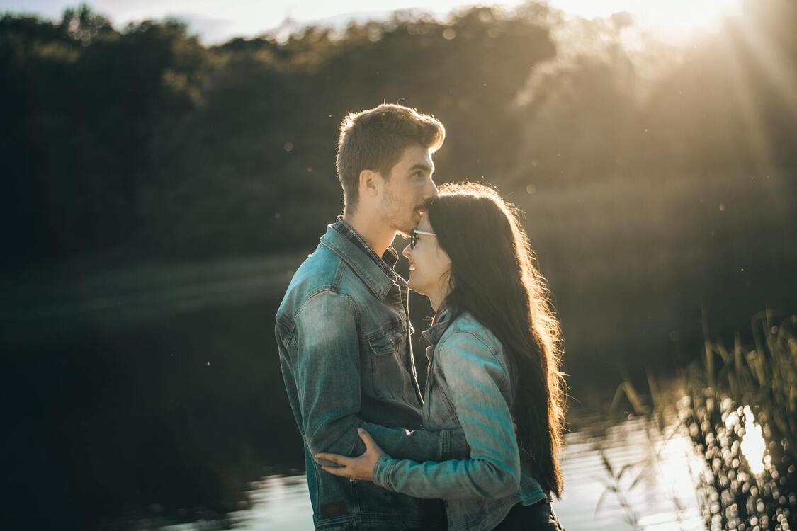 5 Zodiac Signs Who Often Experience Love at First Sight